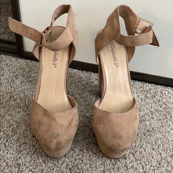 Tan heels - Picture 2 of 3